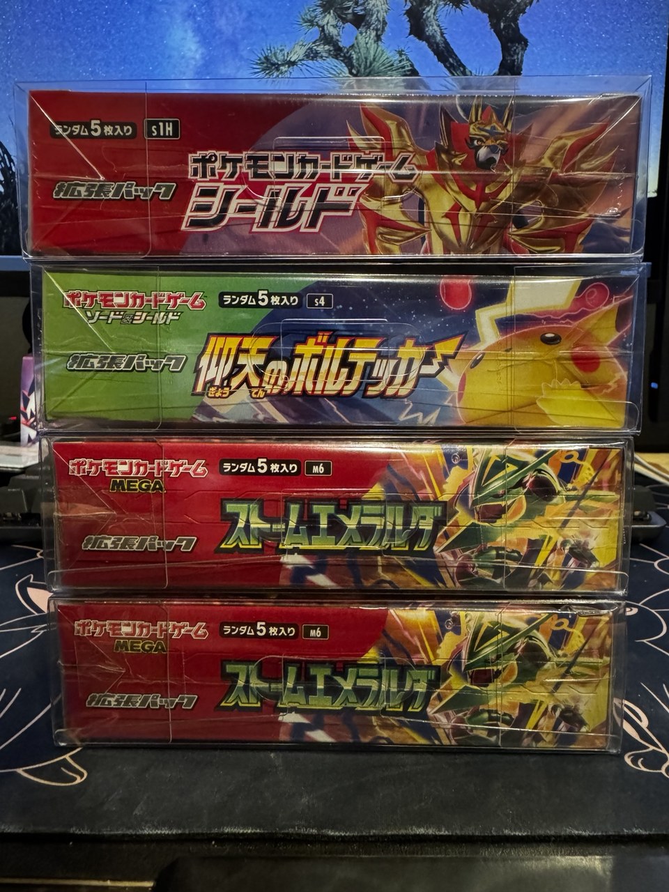 ローダーに入れた未開封BOXを4段に重ねた保管例